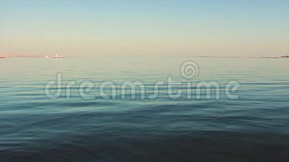 柔和美丽的海浪反射阳光视频的预览图