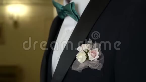 婚礼当天新郎穿着黑色夹克的美丽的布托尼埃视频的预览图
