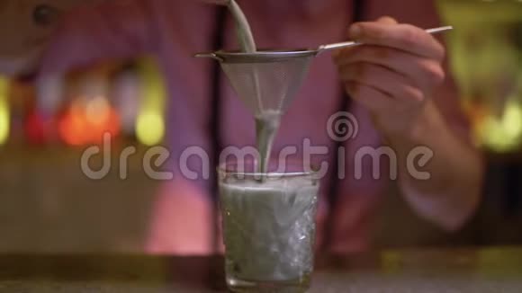 酒保做奶昔男人用手在玻璃杯里倒牛奶视频的预览图