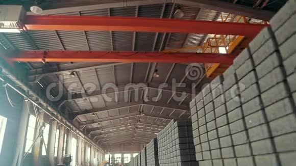 铺板厂瓷砖在托盘中平铺工厂内的仓库铺板用于其生产工艺视频的预览图