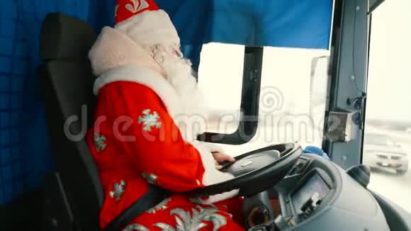 圣诞老人在开车圣诞老人开卡车视频的预览图