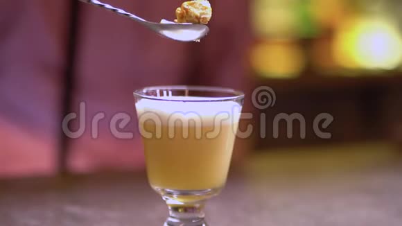 棉花糖从勺子里掉在一杯鸡尾酒里酒保做饮料视频的预览图