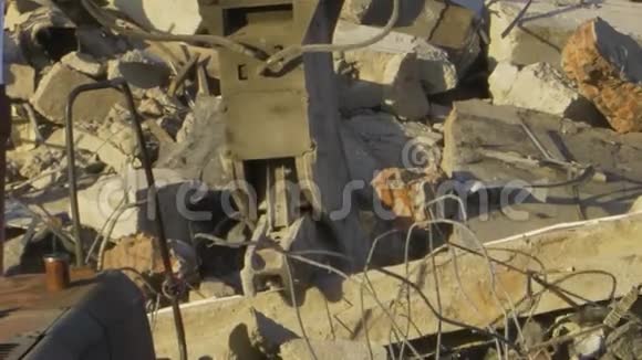 拖拉机在建筑物的废墟上砸碎了一块混凝土块视频的预览图