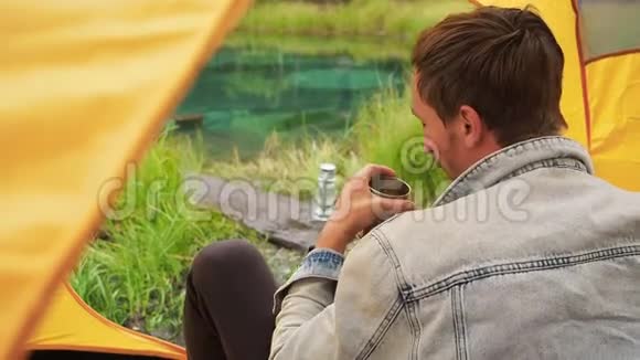 快乐的人早上在帐篷里喝茶视频的预览图
