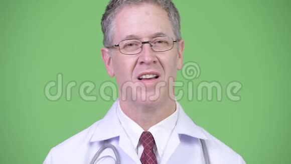 成熟男医生接受采访的肖像视频的预览图