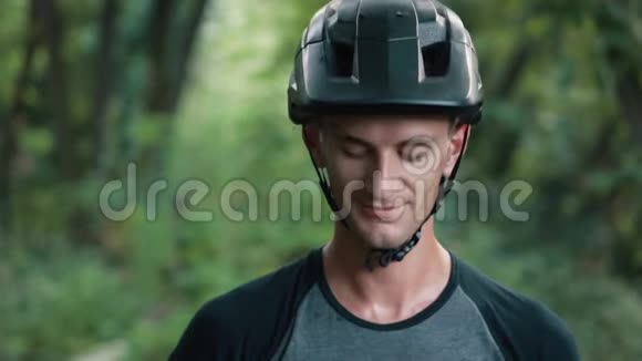 男性骑自行车者看相机戴护目镜视频的预览图