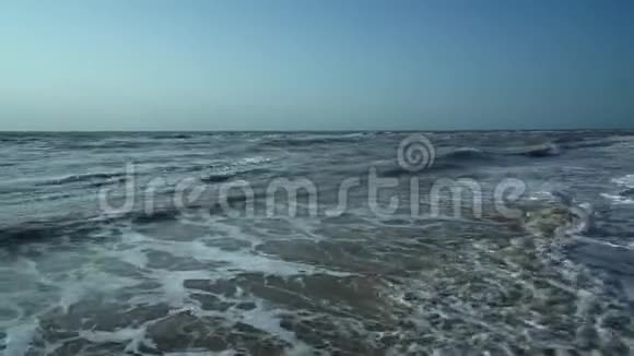 棕色的肮脏的大海孤独的海滩海浪天空视频的预览图