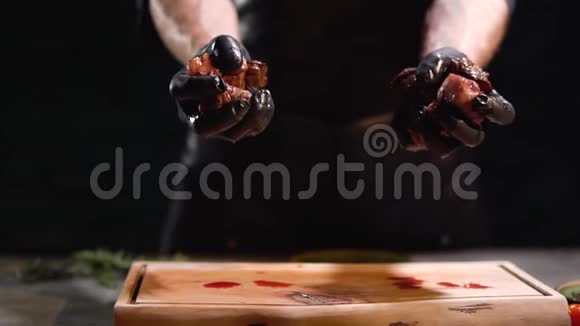 双手戴着黑色橡胶手套紧紧捏着两块肉汁滴在砧板上视频的预览图