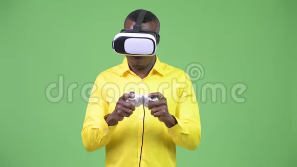 年轻的非洲商人在玩虚拟现实耳机视频的预览图