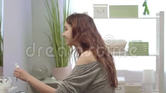 幸福的女人用牙刷和牙膏刷牙视频的预览图