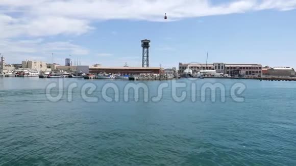 巴塞罗那海港的船之旅沿船坞和港口维尔利缆车行驶视频的预览图
