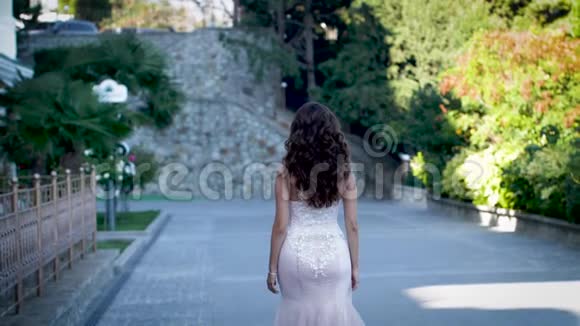 新娘穿着白色连衣裙沿着大街走视频的预览图