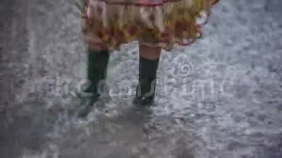 女孩在水坑里跳视频的预览图