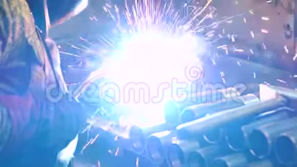 金属制品厂防护面罩焊接部件视频的预览图