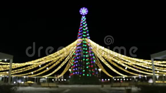 圣诞树和新年装饰闪烁的花环视频的预览图