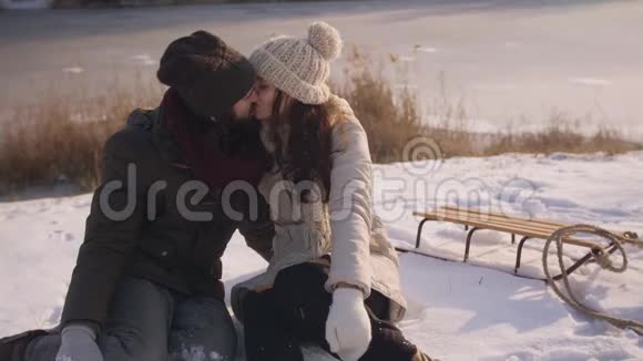 冬天在户外恋爱的情侣视频的预览图