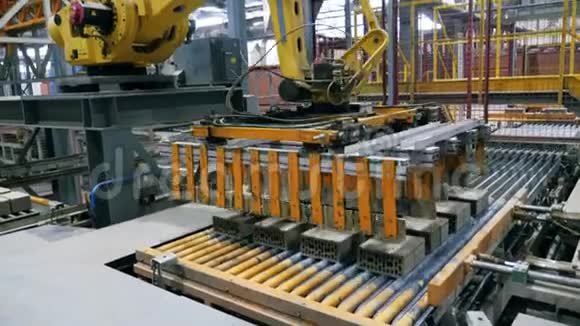 机器人手臂在现代工业工厂运输陶瓷产品视频的预览图