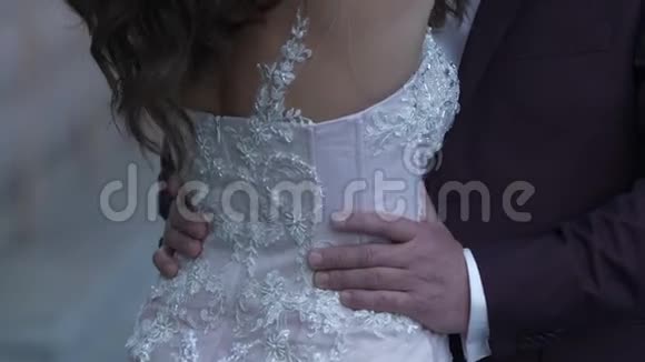 新郎双手抱住新娘腰成人婚礼视频的预览图