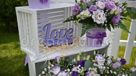 户外仪式的拱门附近有美丽的紫色花朵视频的预览图