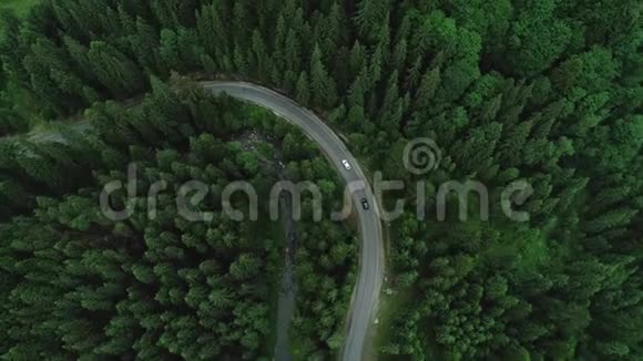 两辆车在河边的一条山路上行驶视频的预览图