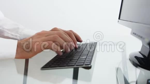 洛杉矶加利福尼亚2019年6月23日医生穿着白色的医疗外套在黑色键盘上打字一个商人视频的预览图