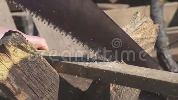 工人把木板锯得很近视频的预览图