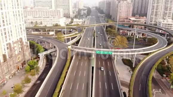 沿着高速公路飞过城市的一个主要的交通交汇处视频的预览图