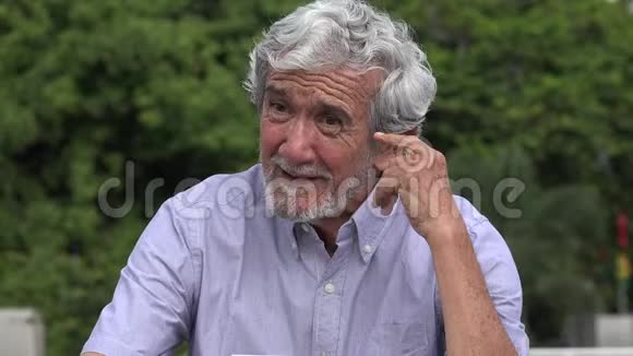 悲伤的年长的西班牙裔老人在说话视频的预览图