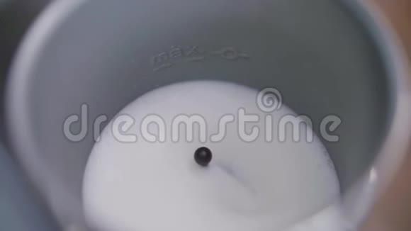 牛奶在新的电动泡沫中摇动底部有少量的威士忌视频的预览图