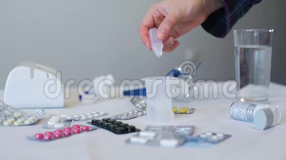 年轻女子将药物滴入药机视频的预览图