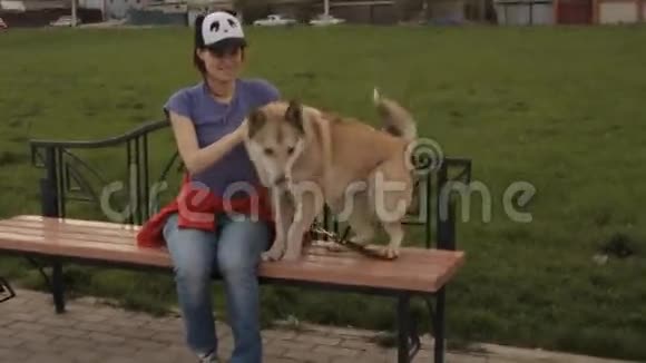 一个女孩拥抱一只狗视频的预览图