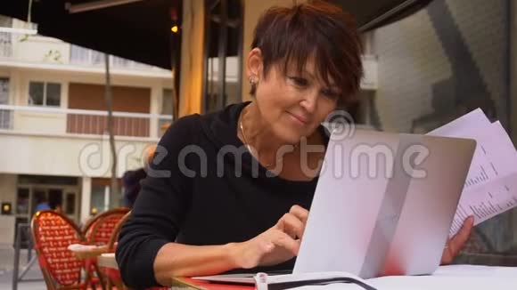 慢动作疲惫的银行女员工在笔记本电脑上添加财务计划视频的预览图