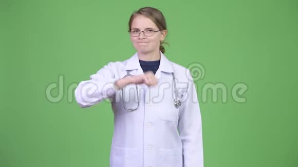 年轻的女医生竖起大拇指不点头视频的预览图