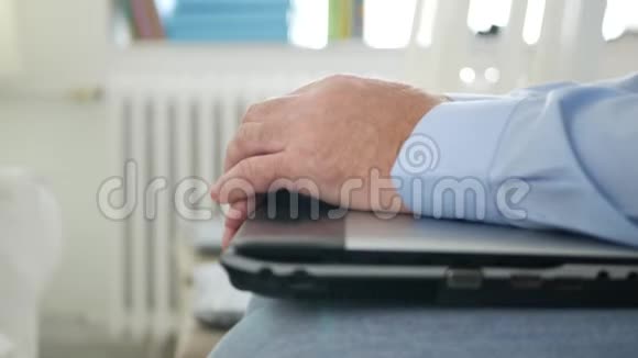 膝盖上有笔记本电脑的不耐烦的男人做紧张的手势视频的预览图