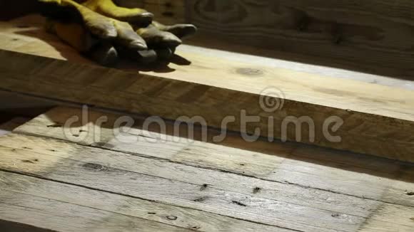 木工把木工工具放在木工车间的木板上视频的预览图