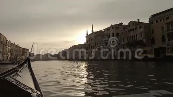 在贡多拉的浪漫之旅由威尼斯运河中的一位贡多利埃划船视频的预览图
