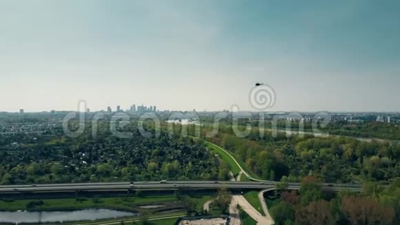 从高速公路上空飞往华沙天际线视频的预览图