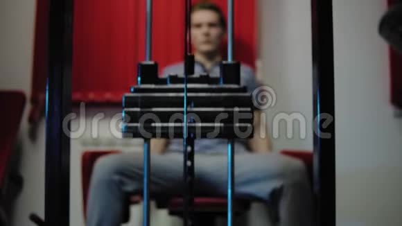 在绑架机上做腿部运动的男孩视频的预览图