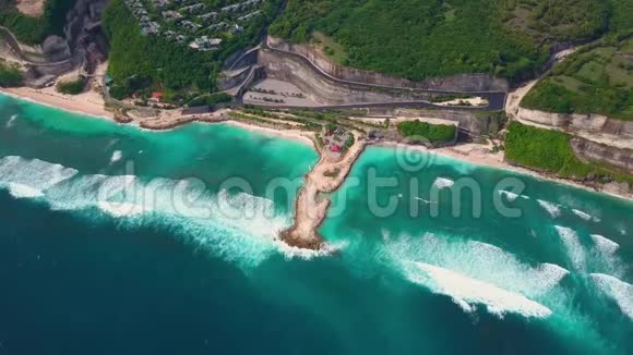 带绿松石海浪公路悬崖别墅的海滩鸟瞰视频的预览图