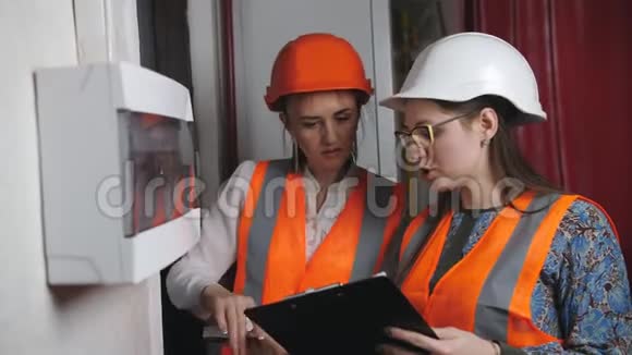 两名女技术员在电力室工作视频的预览图