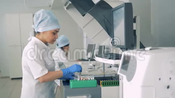 实验室专家正在给一个调色板填充药理学制药厂的试管视频的预览图