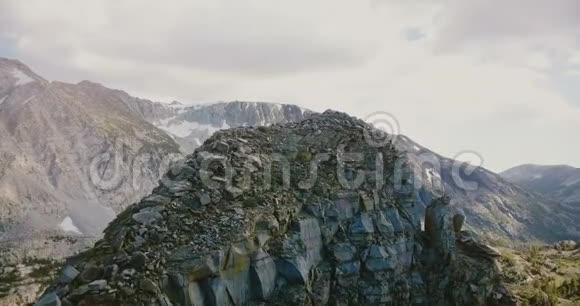 在美国约塞米蒂国家公园的夏天一位宇航员飞过美丽的石盖峰露出巨大的山脊视频的预览图