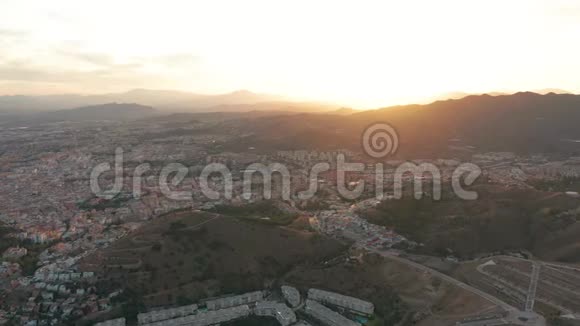马拉加西班牙一架无人机在马拉加上空拍摄的全景图城市建筑和海滨景观船舶和港口视频的预览图