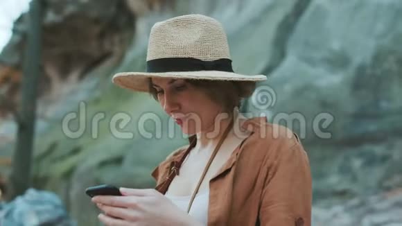 非常漂亮和漂亮的女孩戴帽子使自拍接近公鸡女人微笑和拍照打电话给自己视频的预览图