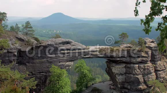 波希米亚瑞士的象征欧洲最大的砂岩拱门视频的预览图