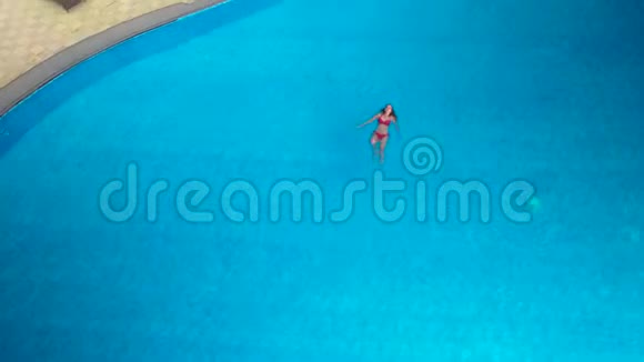 在泳池里她背上漂浮的女孩视频的预览图