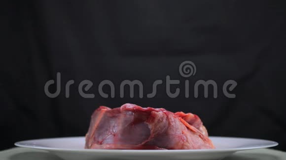 狗吃喜庆的肉视频的预览图