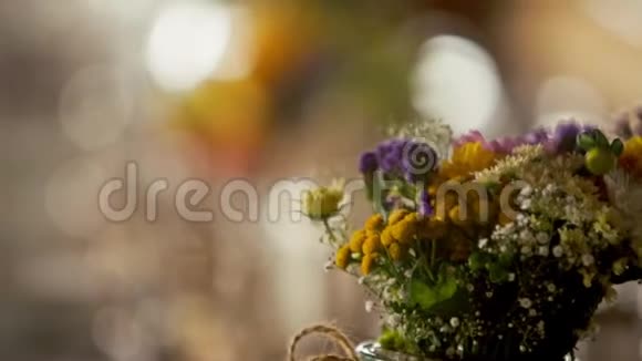 带有波霍式装饰的鲜花和水果的婚礼餐桌视频的预览图