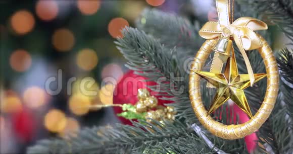 合上挂在圣诞树上的装饰品视频视频的预览图