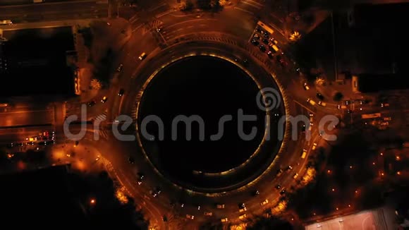 催眠迷人的空中视频汽车街道交通移动在回旋西班牙巴塞罗那夜间空中录像视频的预览图